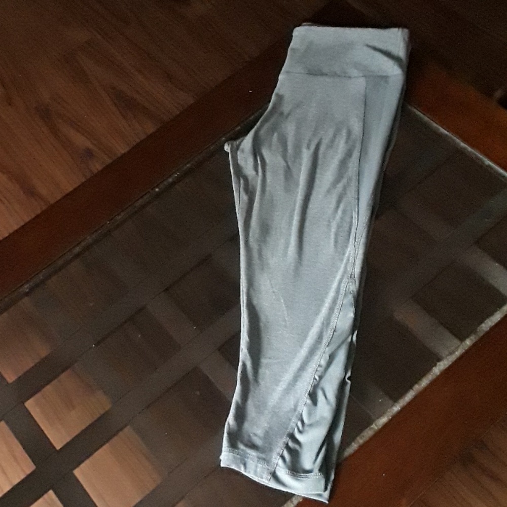 Scorpio Sol Light gray Capri leggings
